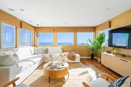 Sunny Home by the Beach | Free Parking - Image 2