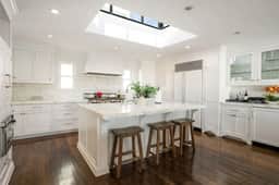 Beachside Retreat | Perfect Location| Free Parking - Image 4