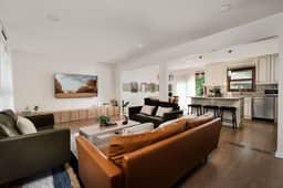 Stylish 4BR near ORD: games, yard, firepit, desk - Image 2