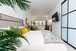 Beautiful Retreat w. Pool and Perfect Location - Image 2