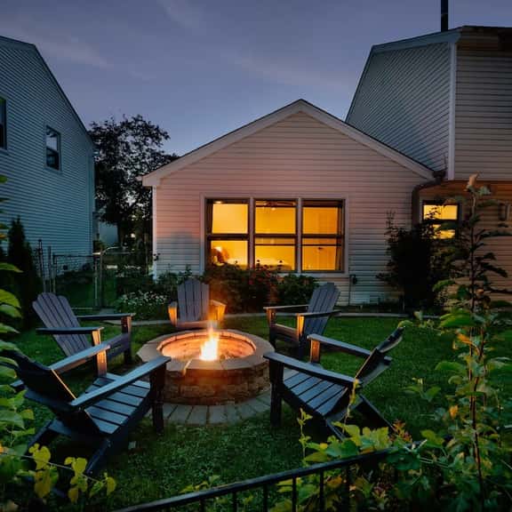 Stylish 4BR near ORD: games, yard, firepit, desk - Image 1