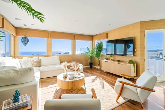 Sunny Home by the Beach | Free Parking - Image 3