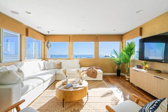 Sunny Home by the Beach | Free Parking - Image 2