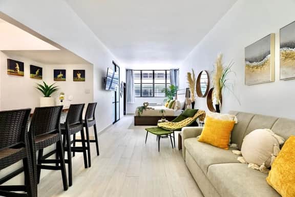 Beautiful Retreat w. Pool and Perfect Location - Image 5