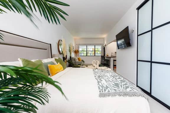 Beautiful Retreat w. Pool and Perfect Location - Image 2