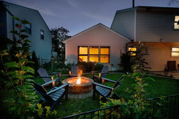 Stylish 4BR near ORD: games, yard, firepit, desk - Image 1